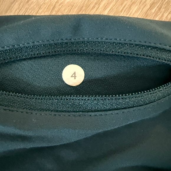 lululemon Women’s Hottie Hot Low Rise 2.5” Blue Camo Short Size 4 - Picture 7 of 7